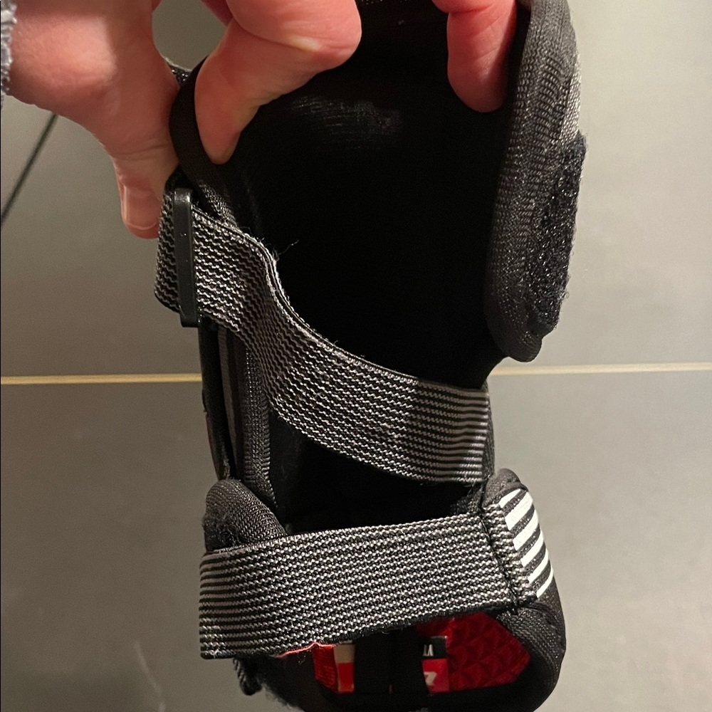 CCM Black and Red Protective Elbow Pads Size Child Large - Picture 4 of 8